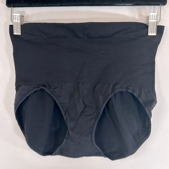 Spanx Red Hot Set Of 2 Light Control Smoothing Size 1X Black & Nude Panties - Picture 6 of 12